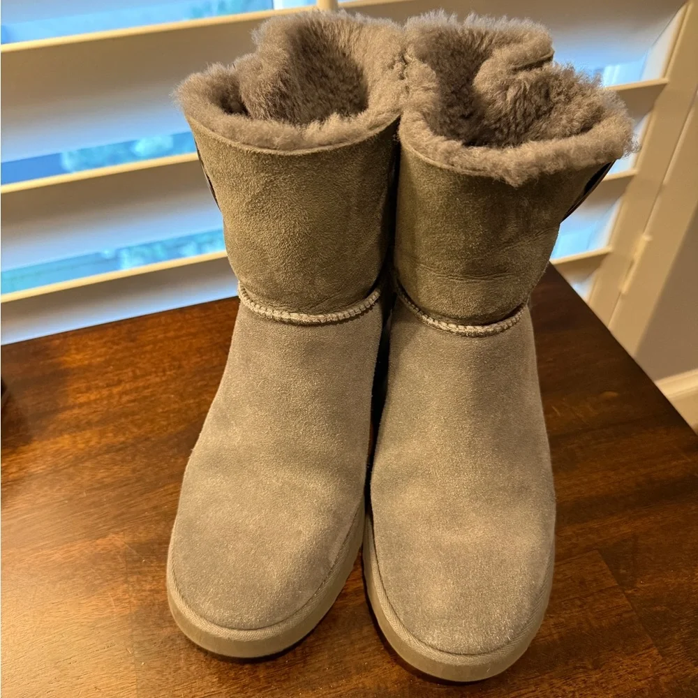 UGG wedge women’s boots with toggle button size 7 - Picture 4 of 5